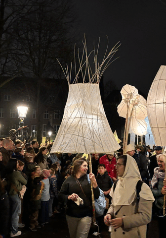 Verlichte grote lampenkappen in een optocht