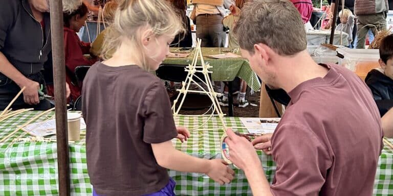 vader met dochter met lampions